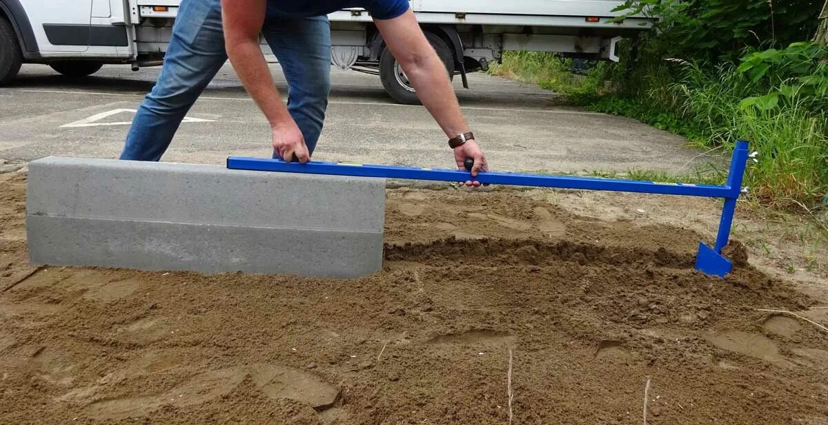 Установить под тротуарную плитку бордюр. Бордюр linefix super. бордюр hauraton linefix super. бортовой камень аппарель. укладка бордюрного камня.