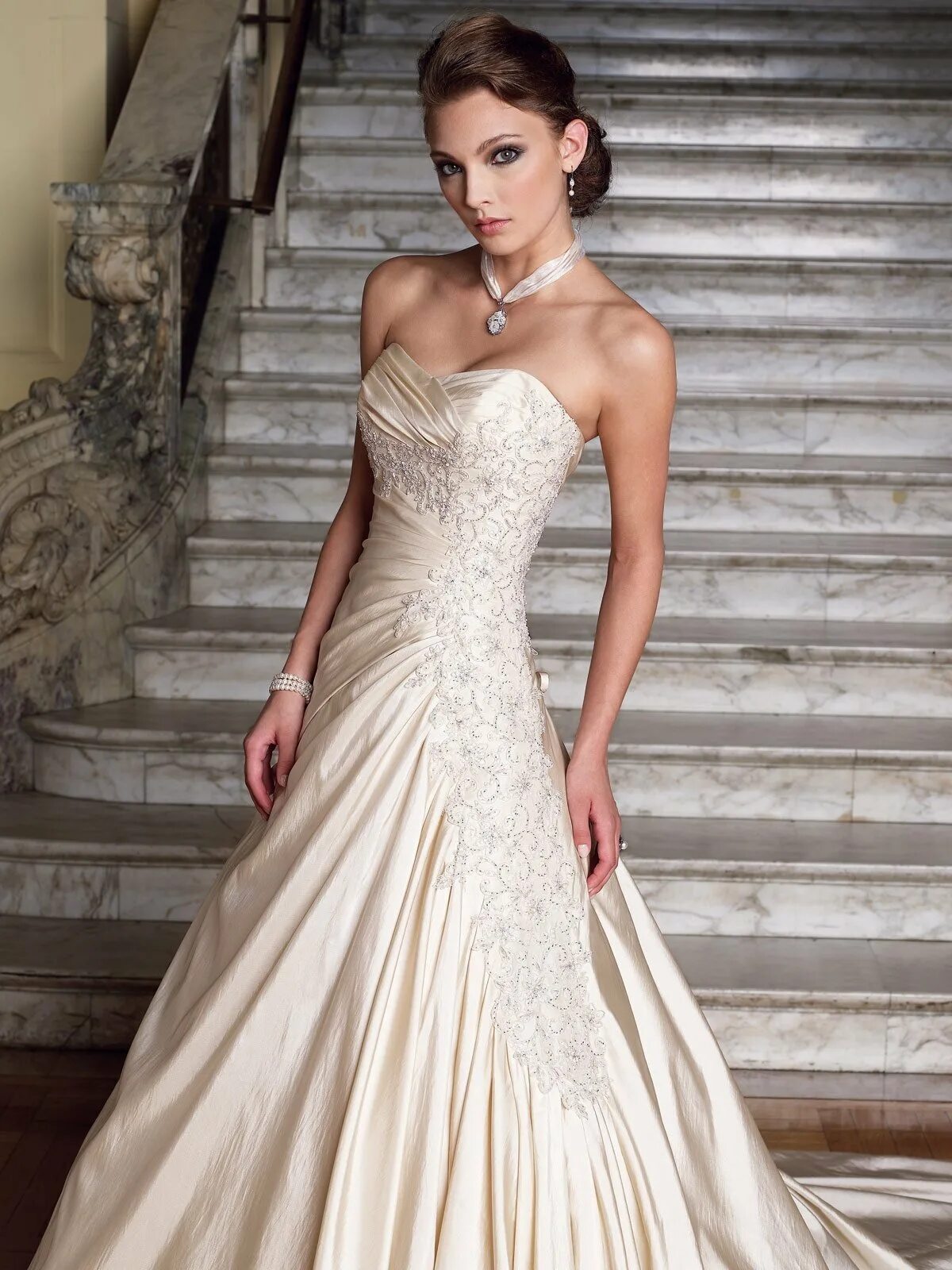 Свадебные платья айвори 2022. Айвори. Свадебное платье айвори а силуэт. Кремовое свадебное платье. Свадебное платье цвета айвори.