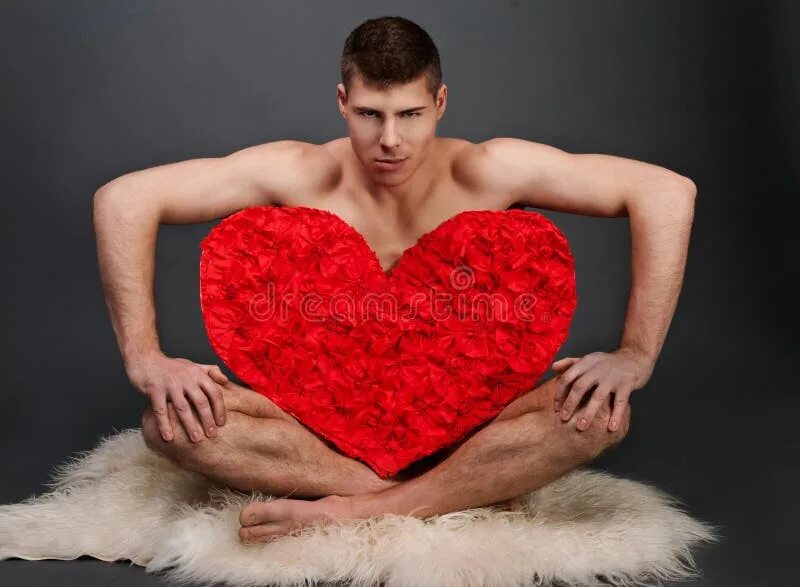 Сердце из волос на кровате. Волосы в сердце. Лобковых волосы в виде сердца. Сердечко из волос парень. Мужик с сердечком.