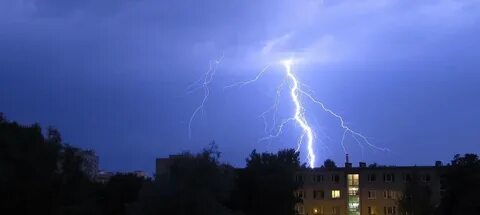И грохочет над полночью