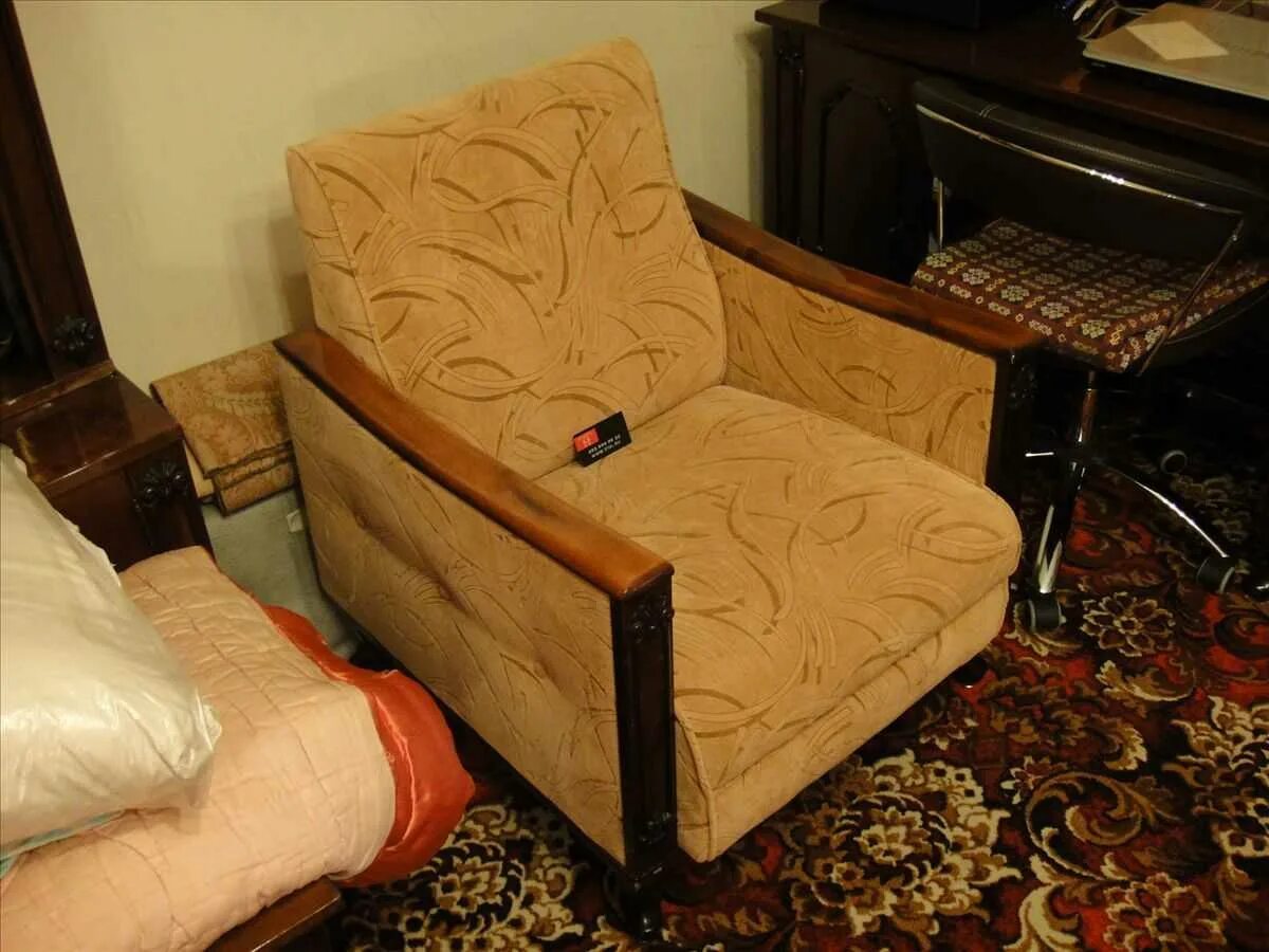 Креслице обессилить. Советское кресло кровать. Старое кресло. Старое кресло с деревянными подлокотниками. Советское раскладное кресло.