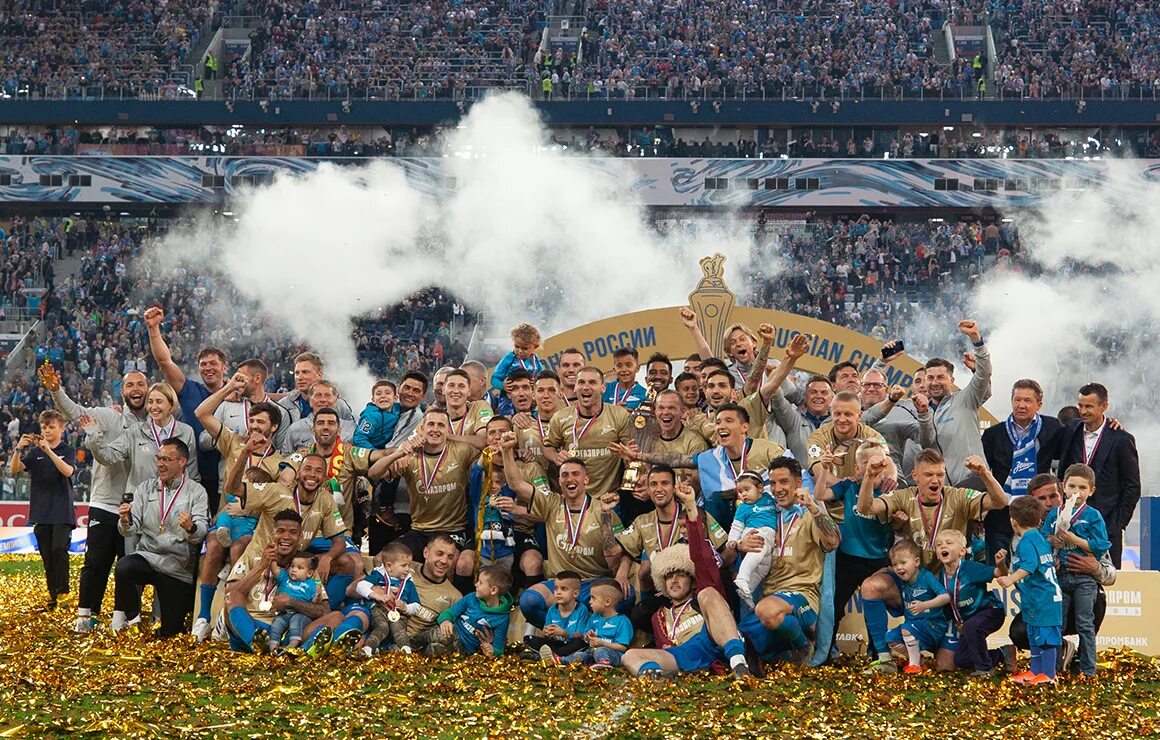 Зенит клуб чемпионов. Чемпионство зенита 2022. Зенит чемпион рпл 2022. Зенит празднует чемпионство 2019. Фк зенит чемпион.