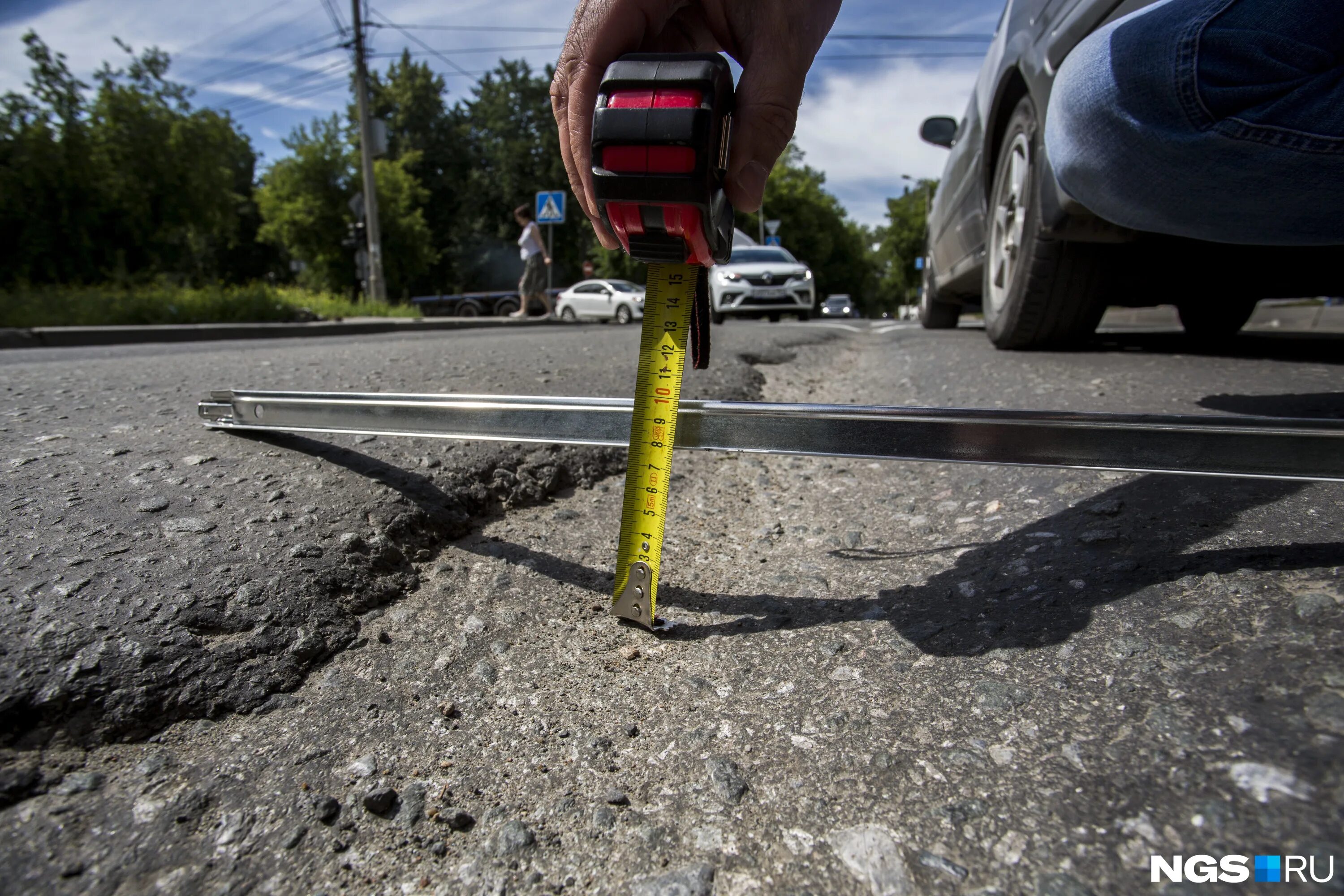 Вырубка асфальта. Следы от шин на асфальте вид сверху. Тендер на ремонт дороги выиграл кирпичный завод. Трёхгорка многодетная мать алкоголичка. Колея на асфальте.