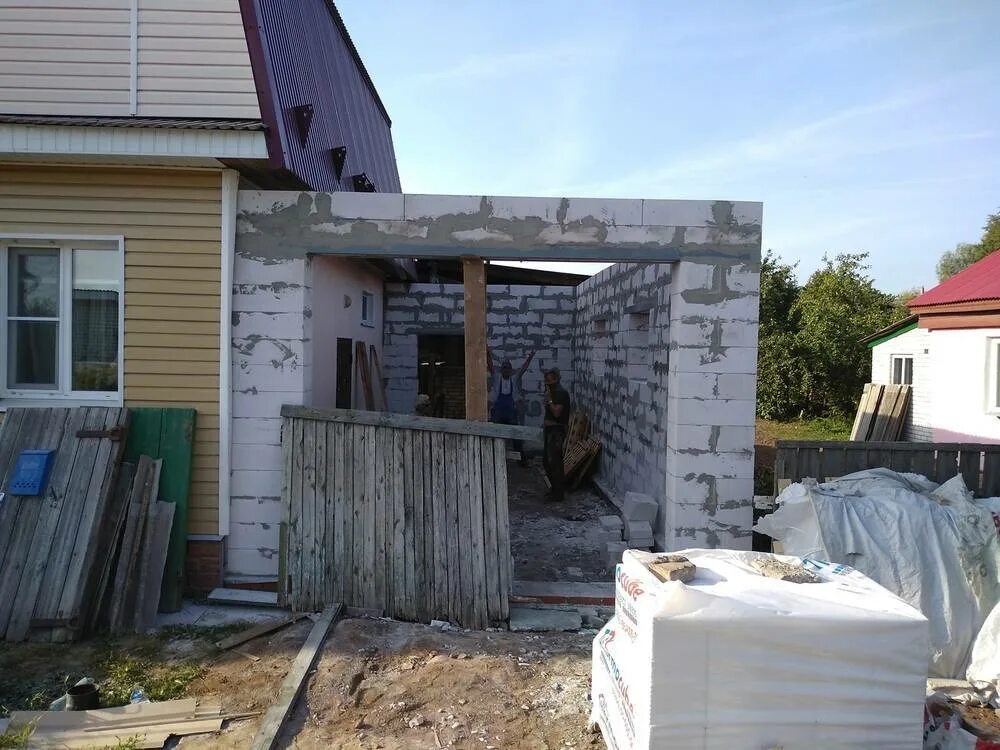 Пристройка из пеноблоо. Проекты пристроек из пеноблока. Пристройка из пеноблоков. Пристройка к дому из пеноблоков. Пристрой к деревянному дому из пеноблоков.