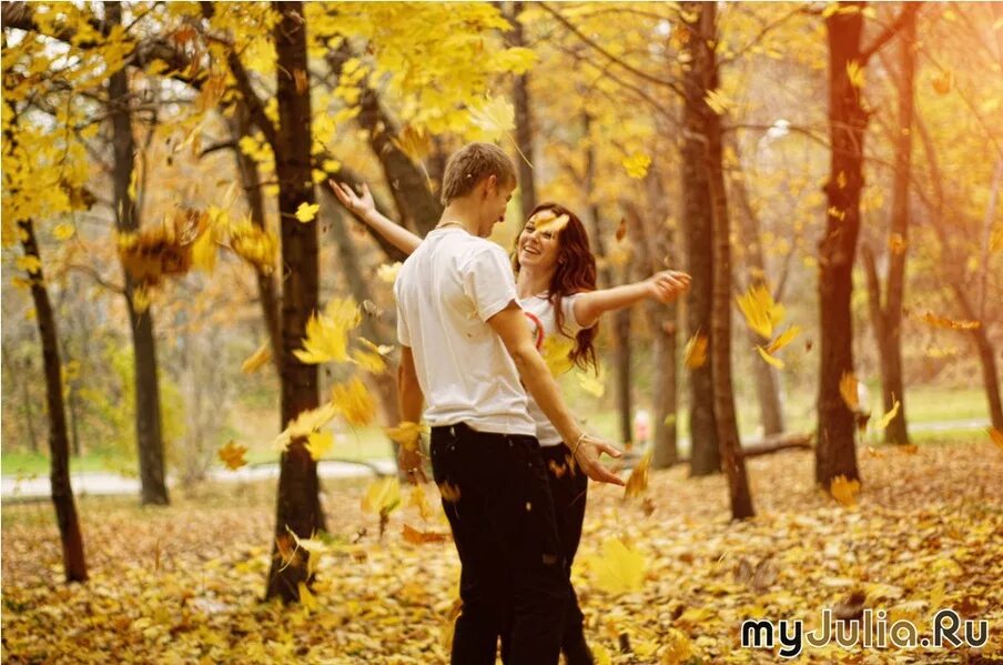 Песня кружит осенний листопад а сердце. Осенний листопад влюбленные пары. Влюбленные в осеннем листопаде. Парень в листопаде. Осень листопад девушка парень.