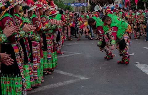 File:Entrada folklórica carnaval danza tinkus hombres y mujeres con trajes ...