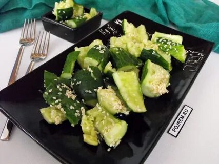 Свежие огурцы с кунжутом