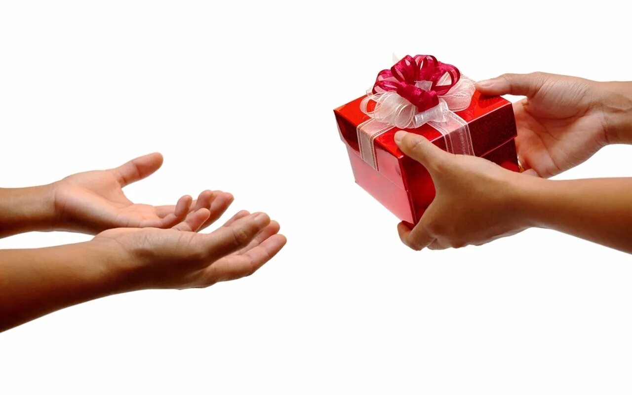 Кидаем подарки. Подарок в руках. Дарим подарки. Человек дарит подарок. Руки протягивают подарок.
