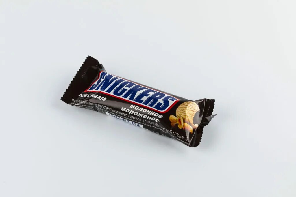 Мороженое молочное батончик. Snickers 48г. Эскимо Сникерс 65гр. Мороженого Сникерс с карамелью. Мороженое с арахисом и карамелью. Мороженое snickers