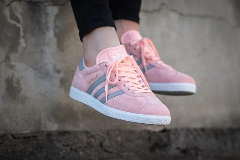 Адидас с розовыми полосками. Adidas Gazelle Pink Grey. Adidas Gazelle женские розовые. Adidas Gazelle фуксия. Кроссовки adidas Gazelle розовые.