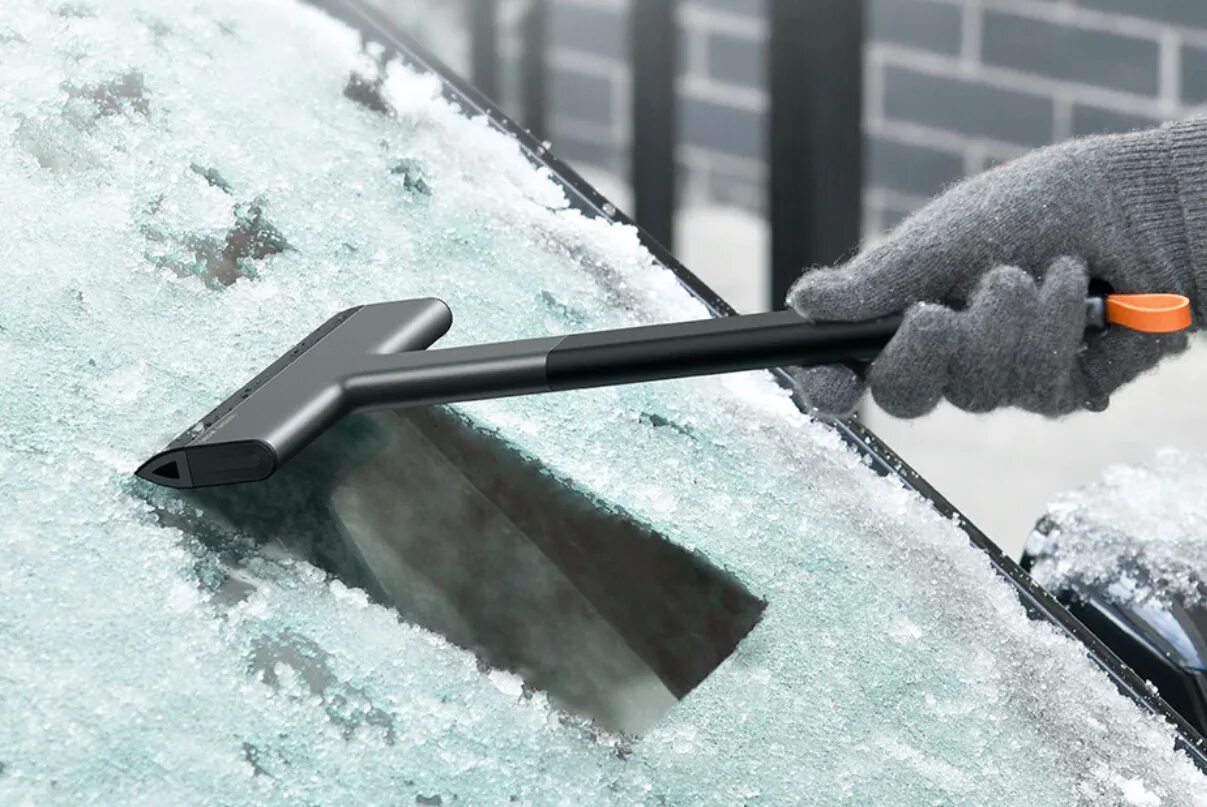 Очистить лед. Gardena лопата для снега. Очиститель льда на стекле машины. Замерзшие стекла машины. Лед на стекле авто.