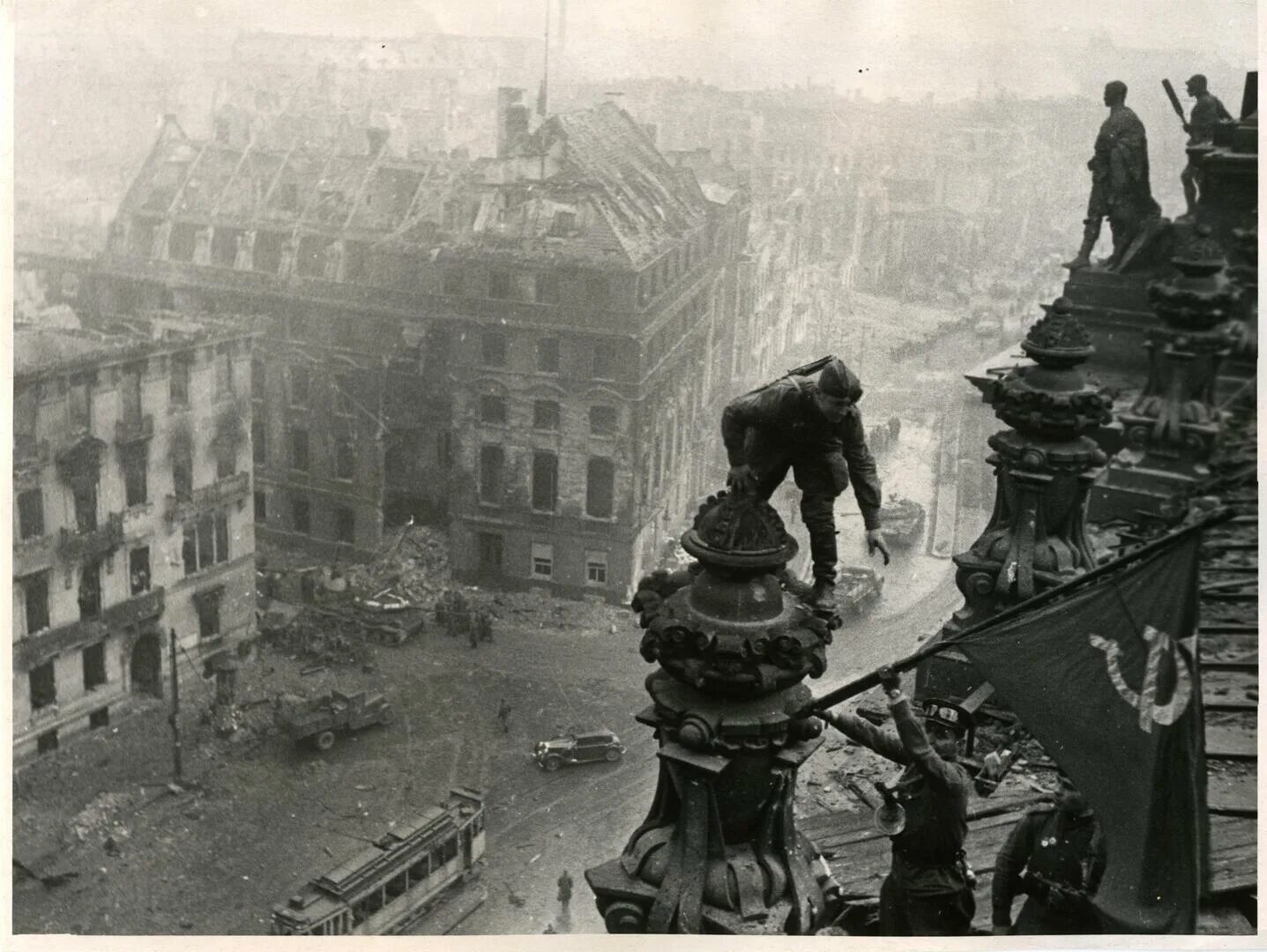 Фотограф рейхстага. Берлин 1945 Рейхстаг Знамя Победы. Берлин 1945 красное Знамя.