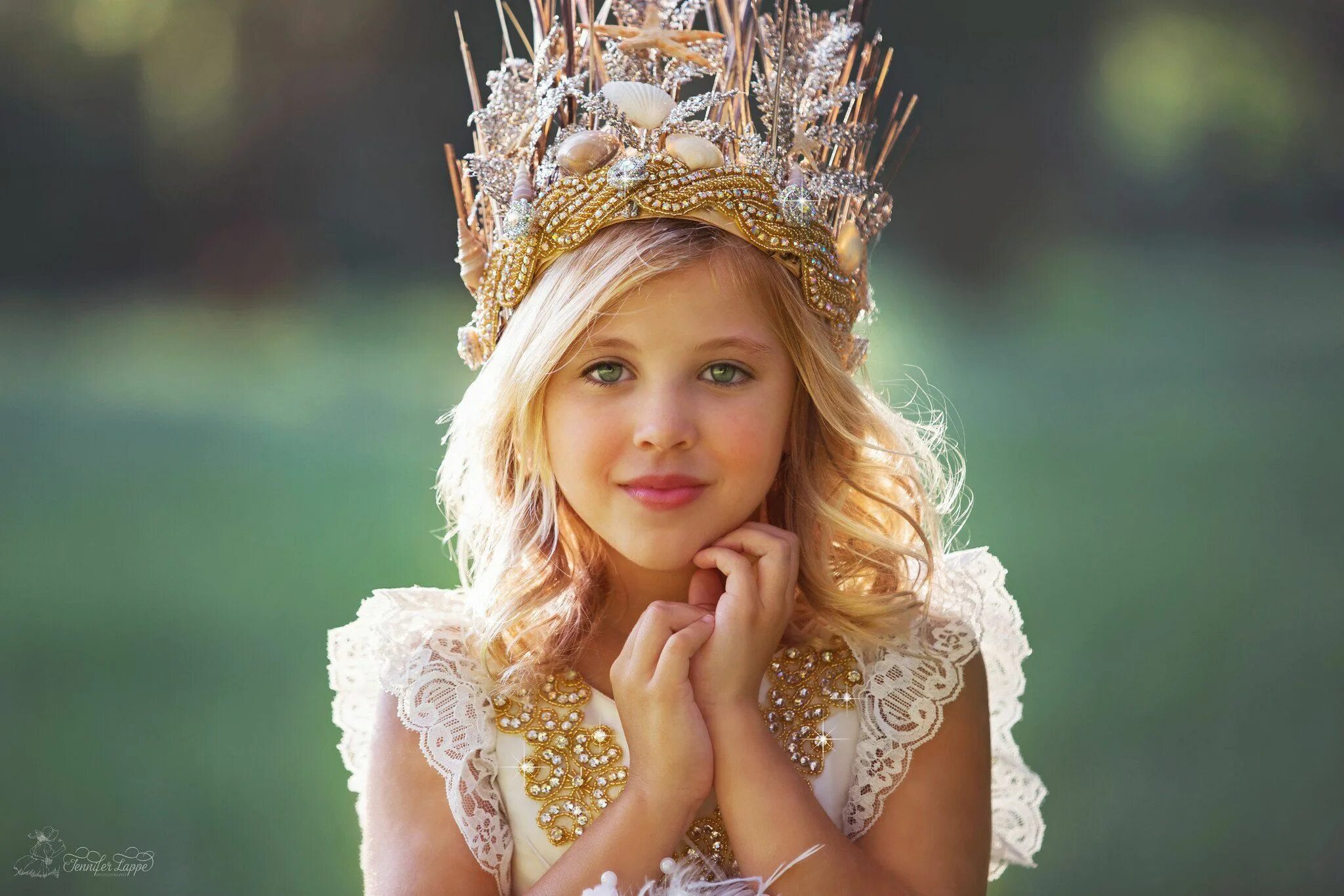 Сколько лет короною. Девушка в короне. Корона для девочки. Красивая принцесса. Самая красивая принцесса.