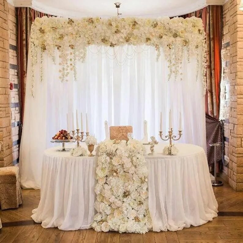 Украшение зала в белом цвете. Украшение свадебного стола. Украшение свадебного Президиума. Украшение стола молодоженов. Современные украшения свадебного зала.
