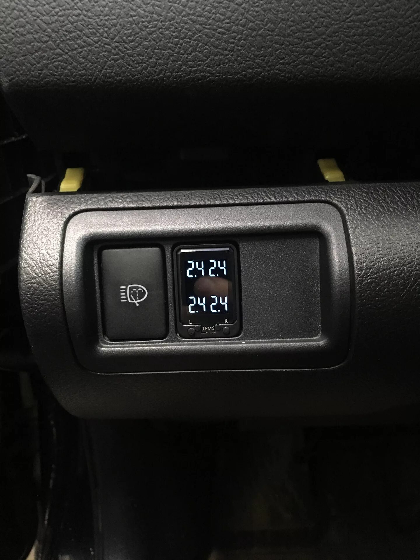 Где находится кнопка tpms. Кнопка датчика давления шин toyota camry. obd tpms toyota. corolla 2014 obd. давления шинах toyota camry 2012.