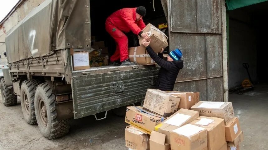 Гуманитарная помощь россии украине. Гуманитарная помощь бульдозер. Гуманитарка на фуре на украину. Гуманитарка в мариуполе. Гуманитарная помощь бульдозер.