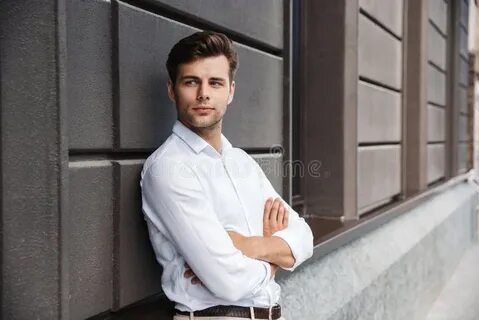 Оперся на стену