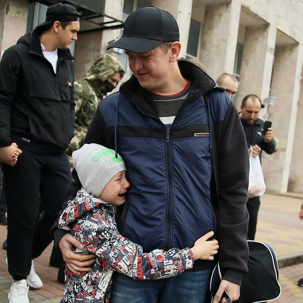 Отсрочка многодетным сегодня. Мобилизация многодетных отцов. отсрочка многодетным отцам. отец с тремя детьми. многодетный отец.