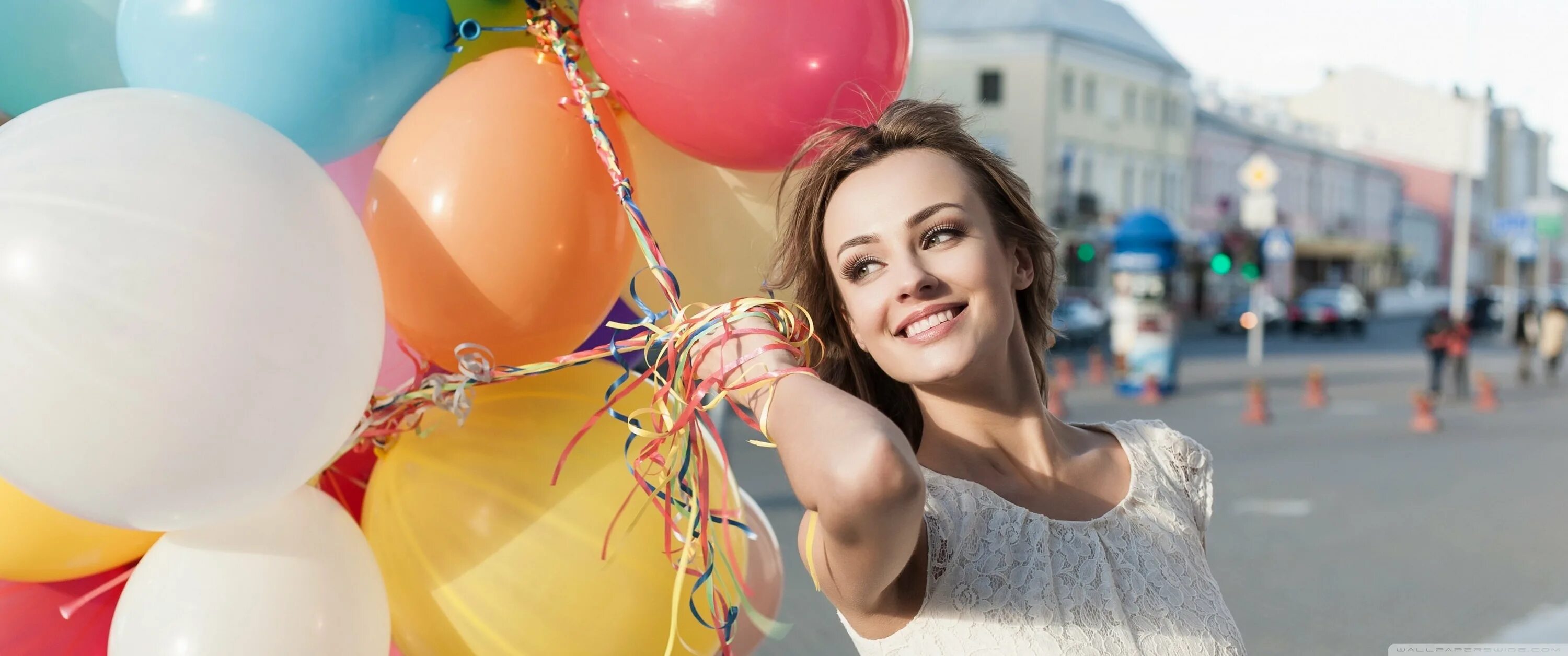 День рождения дарим шарики. Девушка с шариками. Девушка с воздушными шарами. Девочка с воздушным шариком. Левушка с шраиками.