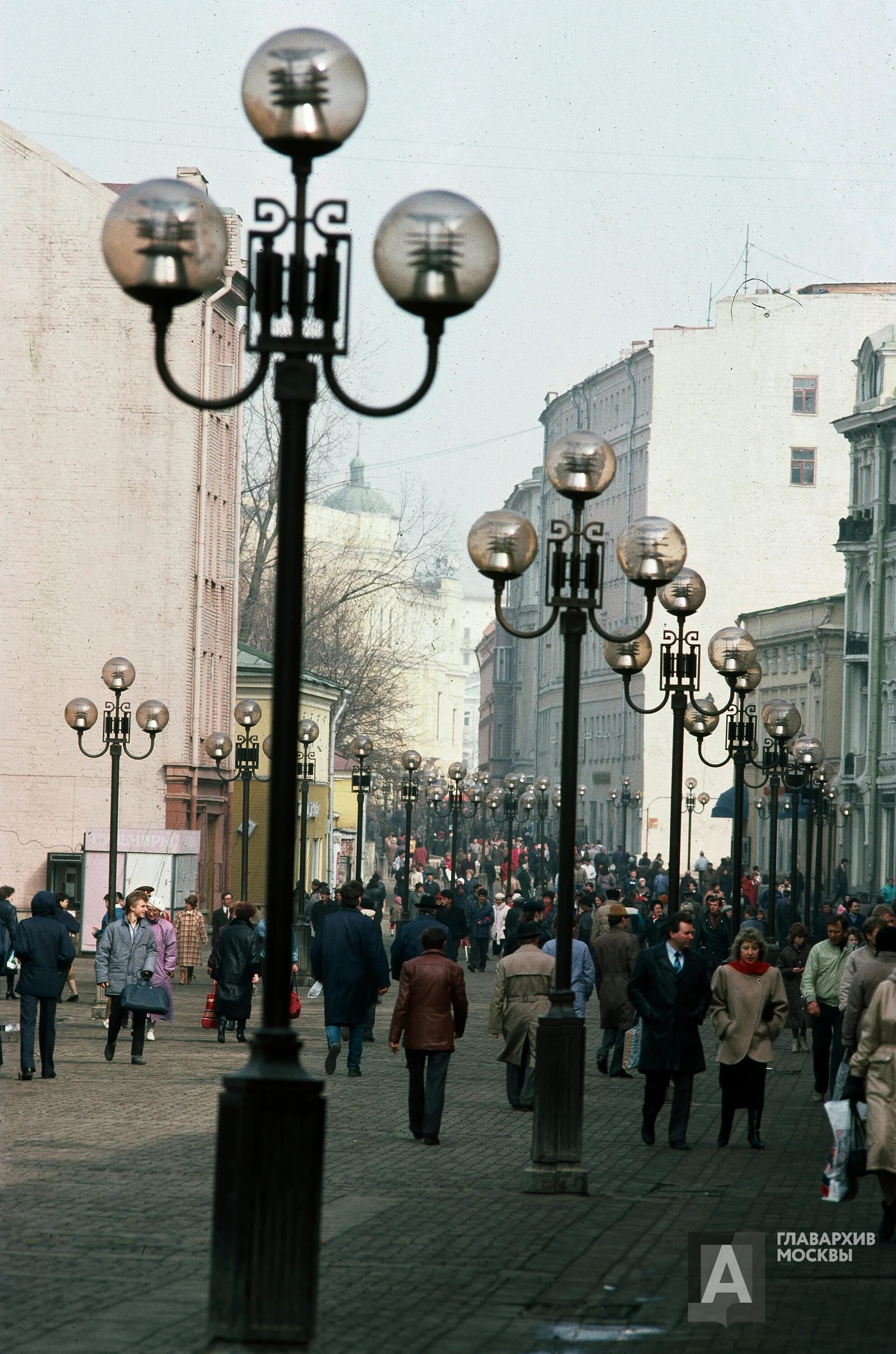 5 Января 1731 года в Москве были зажжены первые уличные фонари. Первые газовые фонари в Москве. Первые электрические фонари в Москве. Первые уличные фонари в Москве.