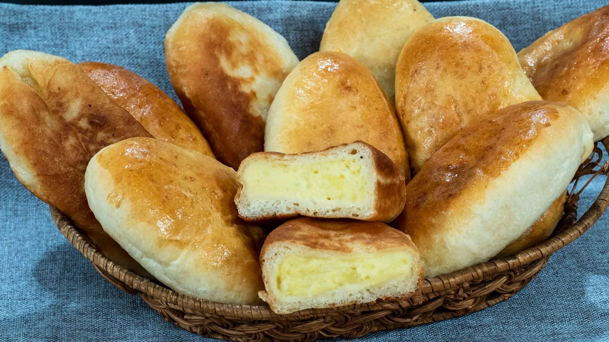 Пирожки на сухом молоке в духовке. Пирожки с картошкой печеные. пирожки с картошкой в духовке. пирожок печеный с картофелем. жареные пирожки и печеные пирожки.