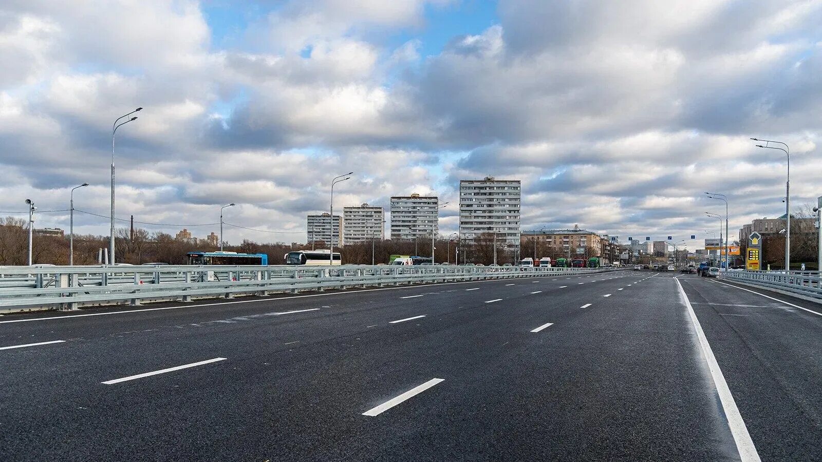 Как называются дороги в городе. Мост река Сходня Волоколамское шоссе. Мост через реку Сходня на Волоколамском шоссе. Волоколамское шоссе 2022. Стройка Волоколамское шоссе.