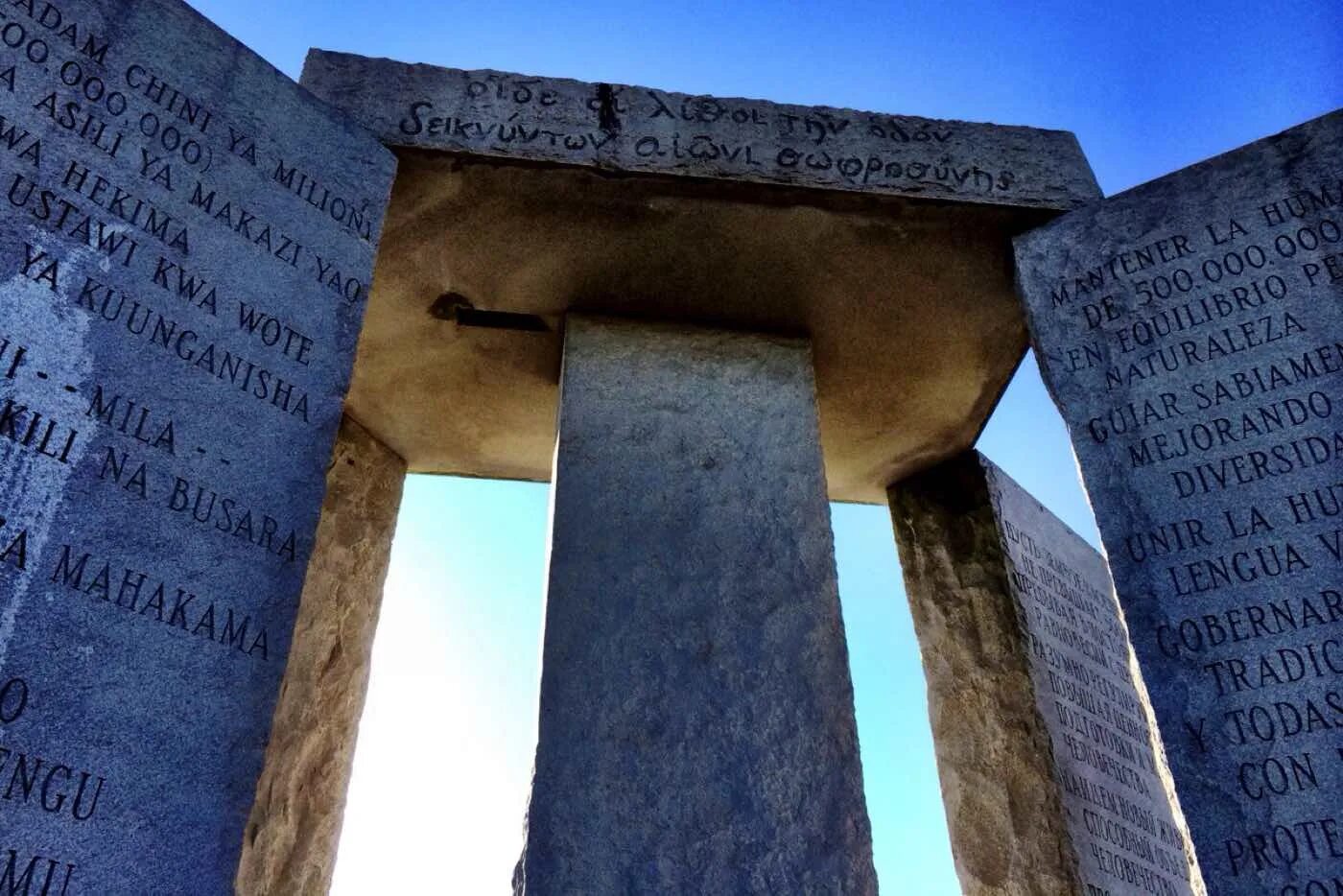 Калифорния 1980 обелиск скрижали. Джорджия памятник скрижали джорджии. Путеводные камни джорджии. Памятник скрижали джорджии штат джорджия сша. Джорджия памятник скрижали джорджии.