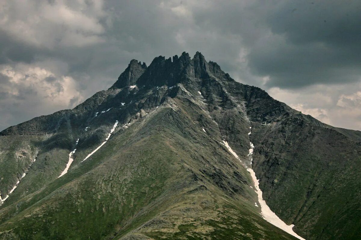 Гора народная и Манарага. Гора Манарага Республика Коми. Урал горы. Уральские горы Манарага.