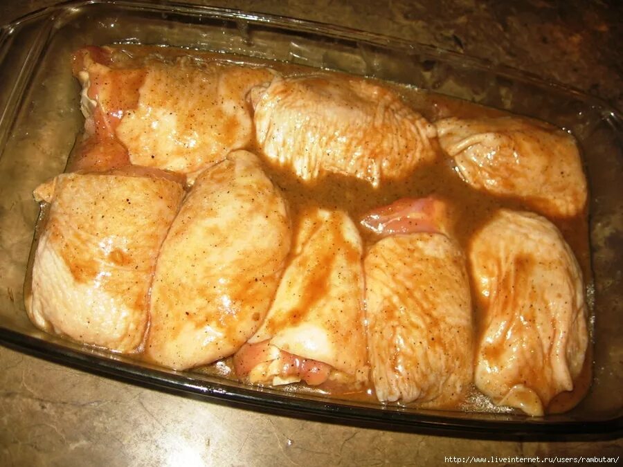 Рецепт курицы в стеклянной посуде. Курица в стеклянной посуде в духовке. Курочка в стеклянной посуде в духовке. Куриные бедрышки в духовке в стеклянной форме. Куриные бедра в микроволновке.