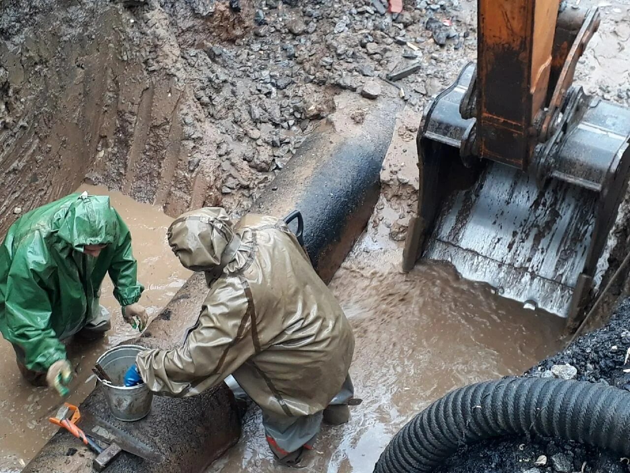 Водоканал отключили воду. Аварии на канализационных системах. Аварии в системе канализации. Устранение аварий на водопроводных сетях. Авария на водопроводе.