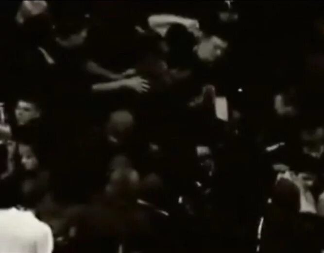 давка на хоккейном матче в сокольниках в 1975. трагедия 1975 жвачка. дворец спорта сокольники 1975 трагедия. давка в сокольниках. давка в сокольниках 1975 за жвачку.