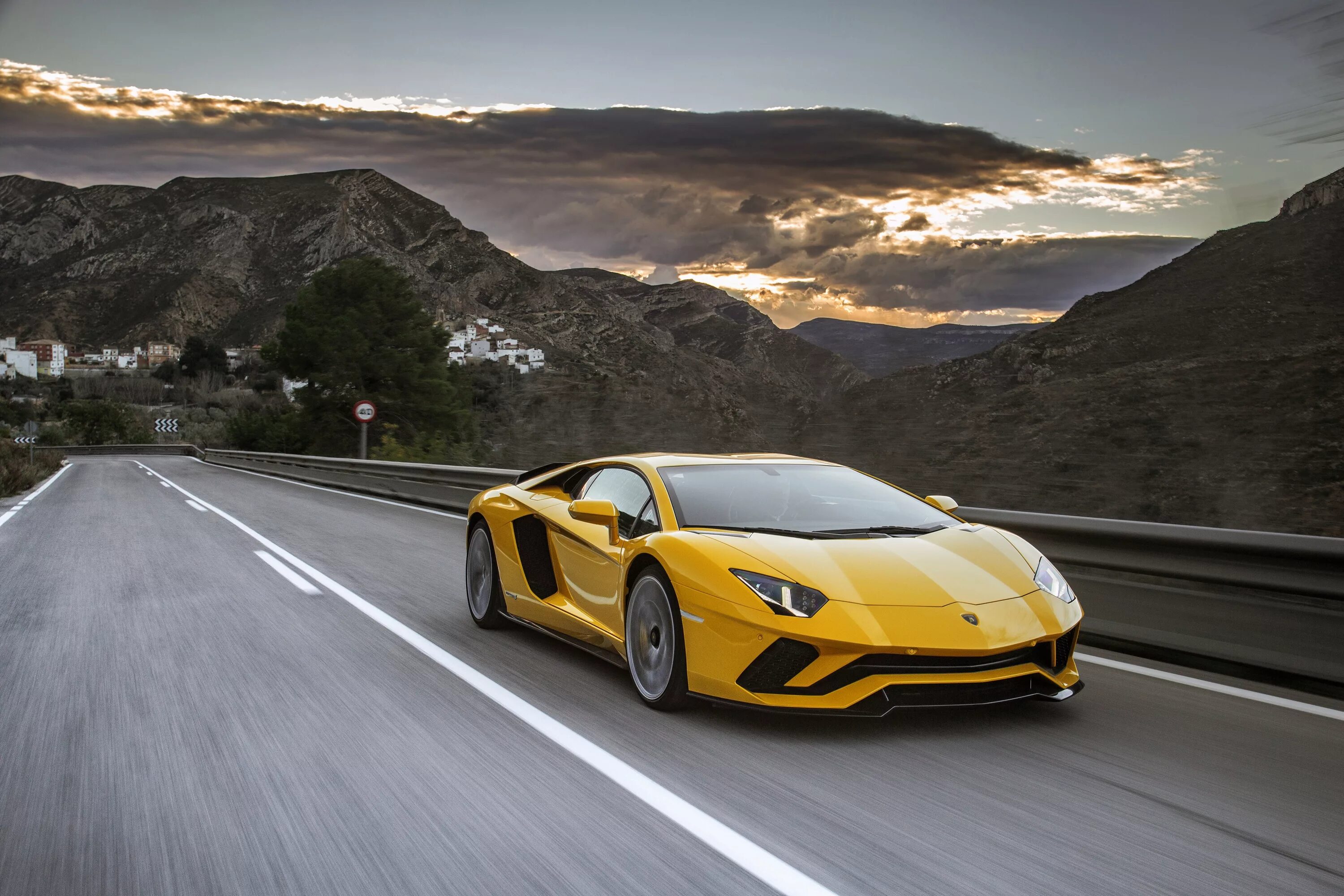 Ламборгини едет. Lamborghini aventador s. ламборгини aventador s. суперкар ламборджини авентадор. lamborghini aventador 2017.