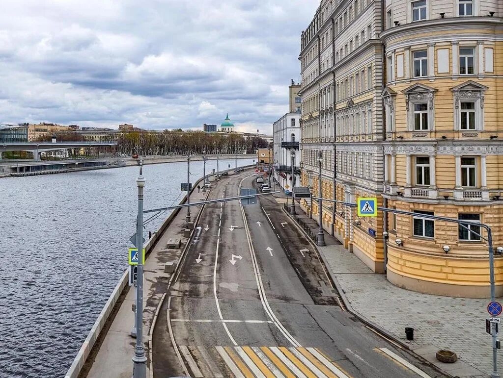 Балчуг фото. Остров Балчуг в Москве. Замоскворечье остров Балчуг. Набережная острова Балчуг. Болотный остров в Москве.