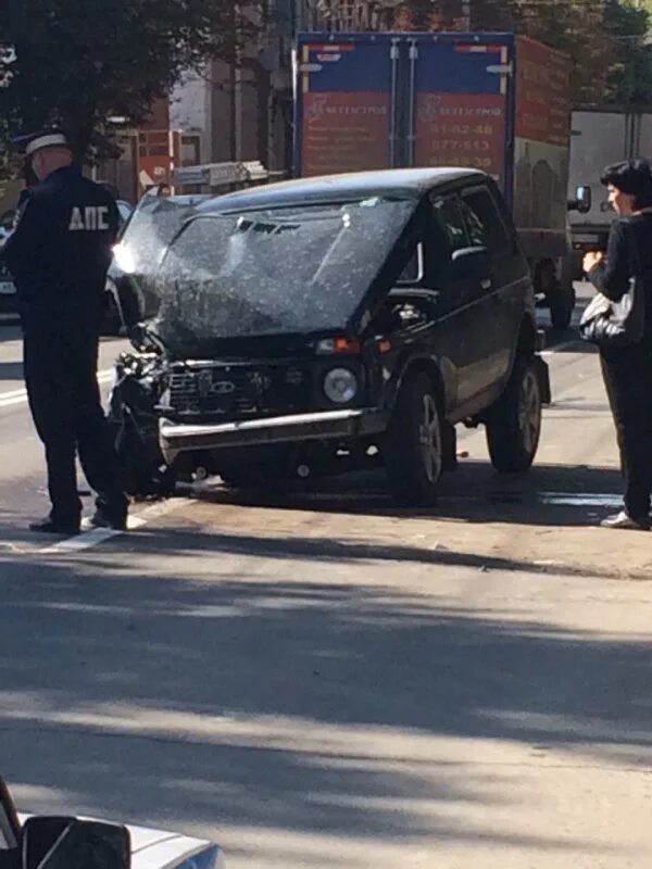 Перекресток новоузенской и серова. Авария на чернышевского пермь. Авария на чернышевского саратов. Дтп фольксваген и хендэ саратов сегодня. Авария на чернышевского у олимпии.