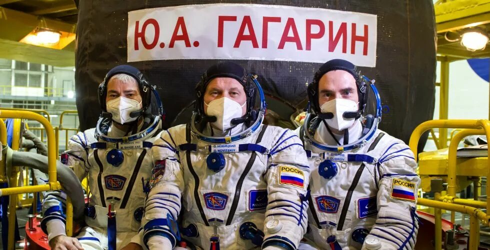 Кто был в маске космонавта 21 апреля