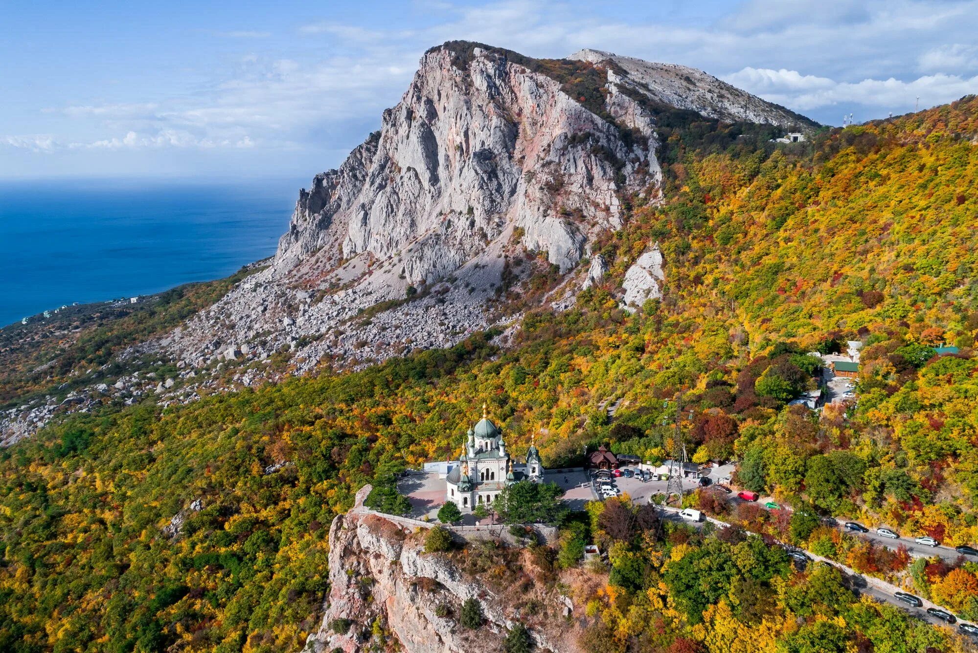 Города в горном крыму. Осень Форосская Церковь Крым. Осенний Крым Форос храм. Гора Форос Крым. Скала Форос Крым.