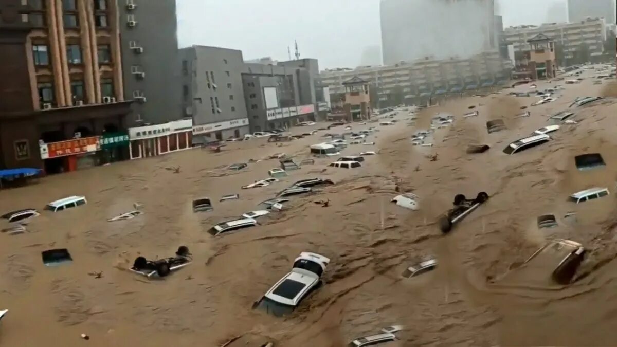 Какое наводнение в китае. Наводнение в Китае 2021. Наводнение в Хэнань. Наводнение в Китае 2020. Ливни в Китае 2021.