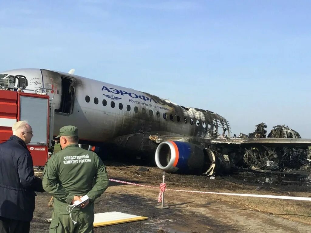 Самолет в шереметьево почему. Катастрофа суперджет 100 в шереметьево. пожар ssj 100 в шереметьево. катастрофа ssj 100 в шереметьеве. сухой суперджет 100 катастрофа.