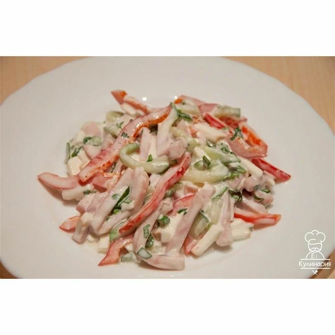 Салат с ветчиной помидорами сыром и огурцом. Салат ветчина яйцо помидор. Салат с ветчиной и болгарским перцем и помидорами. Салат с ветчиной и сыром и огурцами. Салат с ветчиной и сыром и помидорами и яйцом.