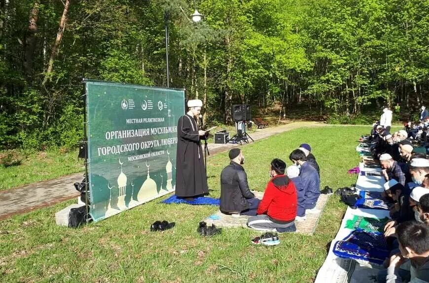 Намаз в лесу. Мусульмане. Мусульманские праздники. Мусульманские праздники в июле.