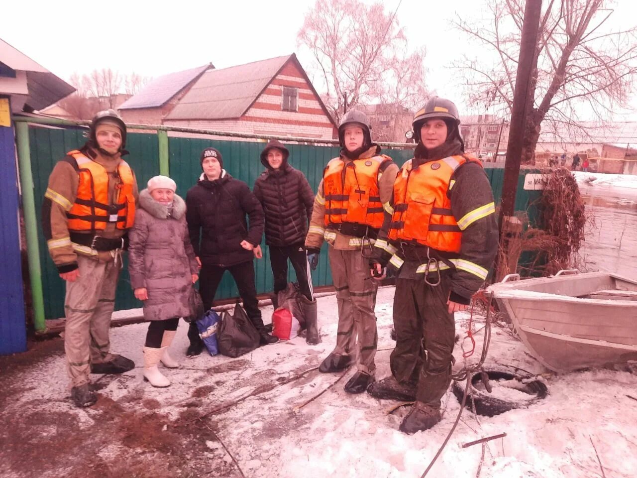 Паводок в бузулуке оренбургской области 2024. Спасатель МЧС. Паводок в Бузулуке. Пожарные МЧС России.