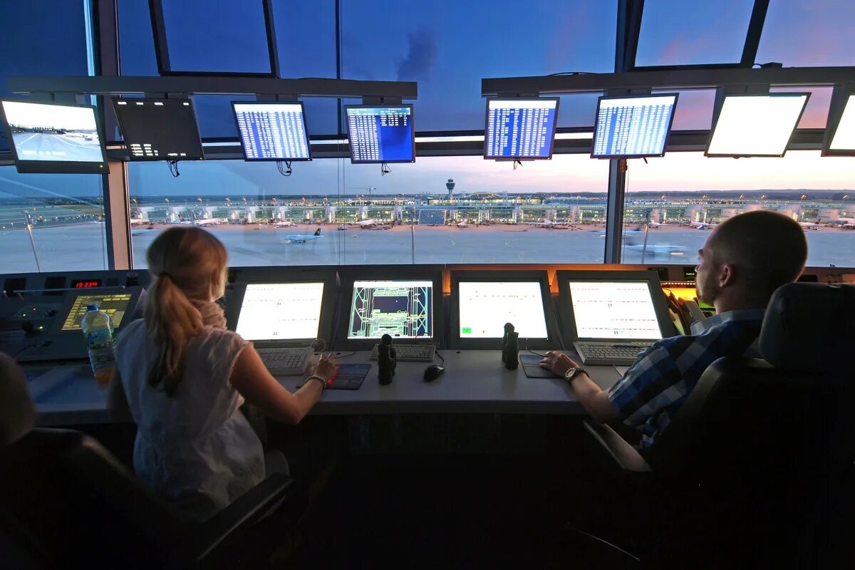 Свежие вакансии аэропорт. Диспетчер-агент регистрации в аэропорту это. Представитель авиакомпании в аэропорту. Экскурсии для детей в аэропорту. Аэропорт домодедово.