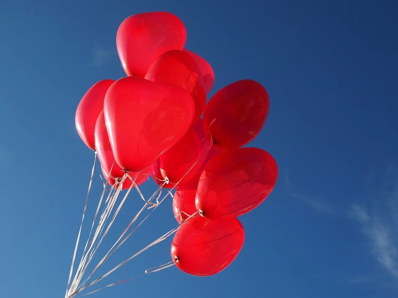 Видео красных шаров. Воздушный шарик. Красные шары в небе. Красный воздушный шар в небе. Красный воздушный шарик.