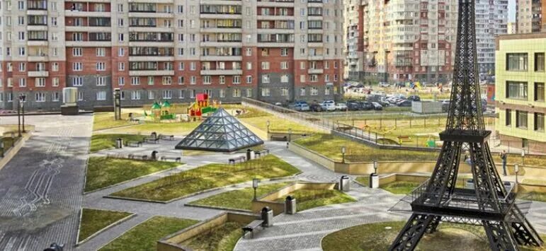 Улица пионерская 22 санкт-петербург. Улица пионерская 22 санкт-петербург. Брандмауэрная стена спб. Улица пионерская 22 санкт-петербург. Молдагуловой парижский дворик.