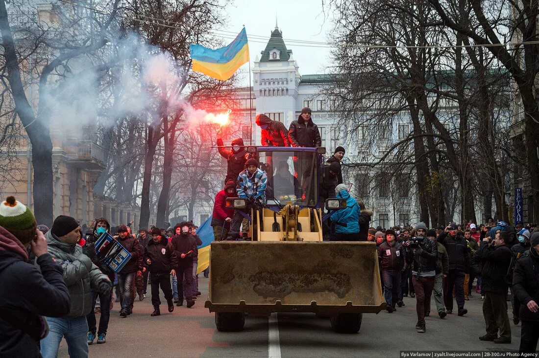Бульдозерная революция в Сербии в 2000 г. Штурм администрации президента в Киеве. Майдан Украина 2013. Революция на Майдане 2014. 13 декабря 2013
