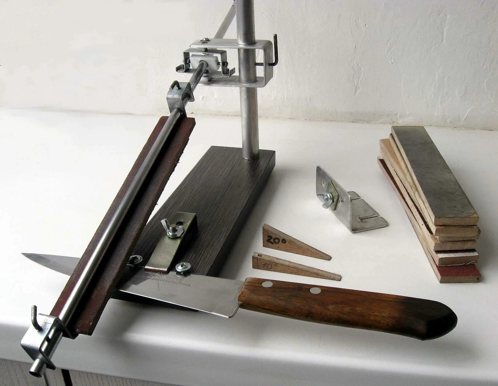 Приспособление для ножей. Самодельная точилка для заточки ножей. заточка ножей на приспособе. самодельная точилка для ножей. приспособление для заточки кухонных ножей.