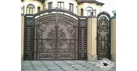 Ворота для частного дома с ковкой