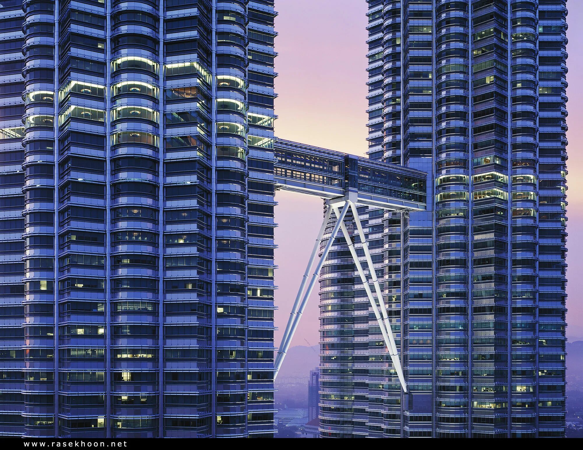 Двухэтажное офисное здание. Здание призма. Башни петронас переход. На первых двух зданиях. Многофункциональный комплекс mecenatpolis.