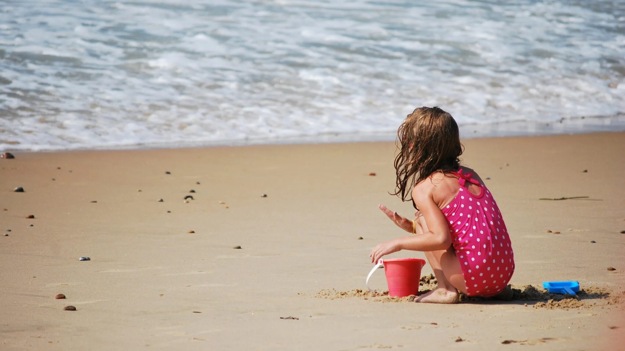 дети на море. детишки на пляже. купальники для маленьких. двенадцати летние в купальниках на море. девочка 7 лет на пляже.