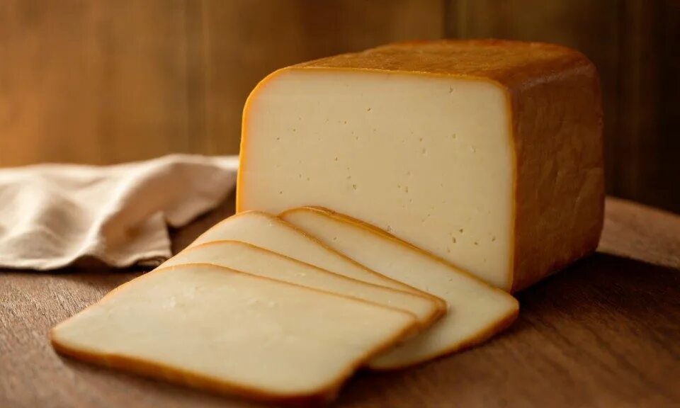 Сырная колбаса. Копчение сыра. Сулугуни грузия. Копченый сыр. Сыр чечил копченый бочонок.